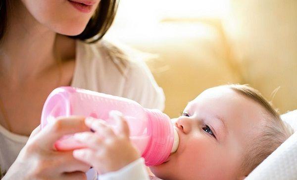 宝宝吐奶的疾病信号你知道吗